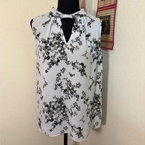 Elle White Sleeveless Floral Keyhole Camisole